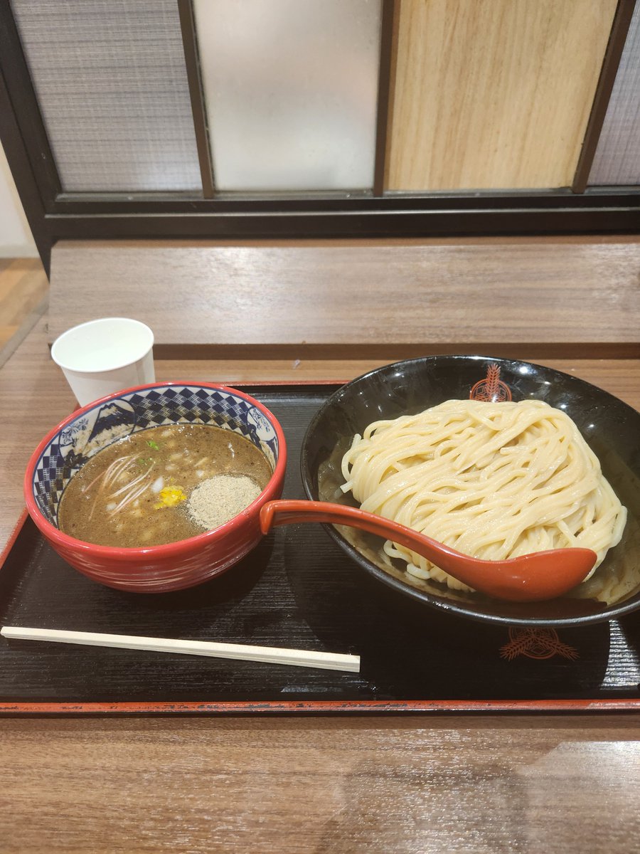 TERRY_BOGARD_07's tweet photo. リュウジのトークショー帰りに
本来なら三田製麺所の灼熱つけ麺辛さ極限
…を注文するつもりだったが
期間限定メニューが既に
濃厚煮干しつけ麺
に切り替わっていたので、
灼熱の極限は…来年ダナ😅

濃厚煮干しつけ麺大盛着丼😍
頂きマス😃🙏 https://t.co/AL7boiqray