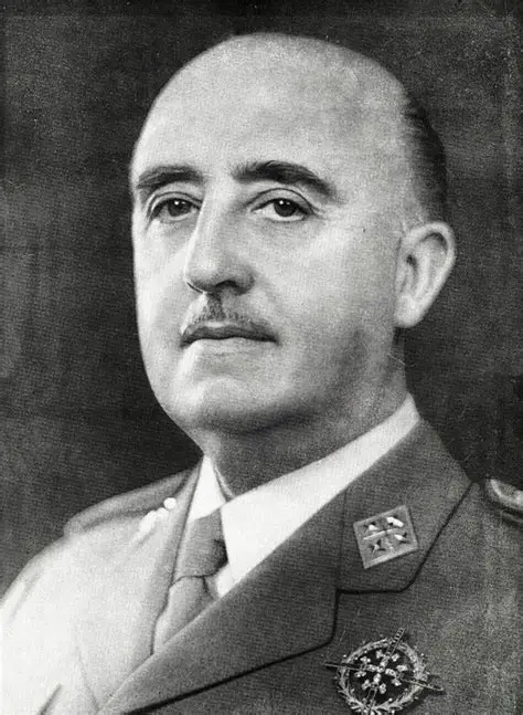 JRCR_1949's tweet photo. Muchas gracias al 1º por haber mantenido a España libre de gentuza como el 2º durante 40 años.
Nunca se lo agradeceremos lo suficiente. https://t.co/jJTrIh8QOG