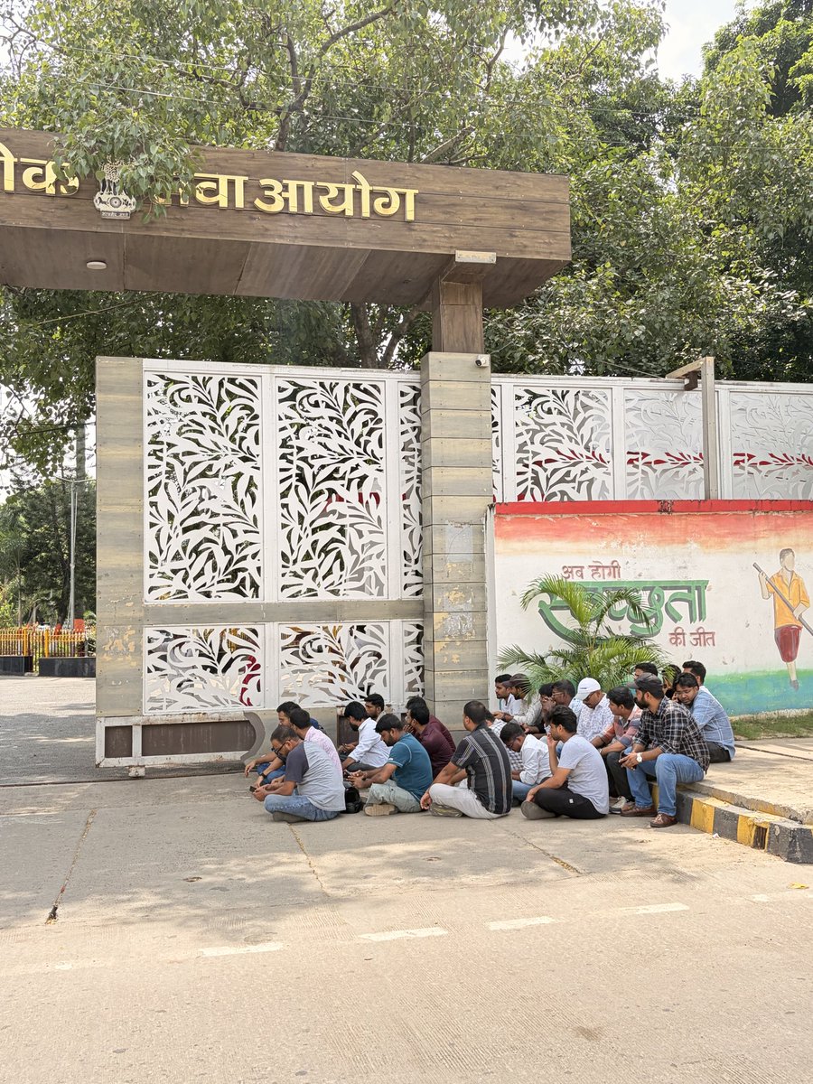 PrAnaW_0's tweet photo. @BPSCOffice जी, इतने अभ्यर्थी आपके कार्यालय के बाहर सड़क पर 1 घंटे से बैठे हुए हैं, लेकिन लगता है अभ्यर्थियों से मिलने के लिए आपके पास समय नहीं है।

ये बच्चे कोई अनुचित मांग नहीं कर रहे हैं, बस BPSC Assistant Engineer Advt. 29/2025 का परिणाम चाहते हैं। परीक्षा जुलाई 2025 में हो चुकी है।

कृपया अभ्यर्थियों की बात सुनिए और उन्हें उचित जानकारी दीजिए। 🙏

#Bpsc_AE_result_do #BPSC #BPSCAE @TheNewspinch 
@Abhinavpinch @Saurabh_Pinch