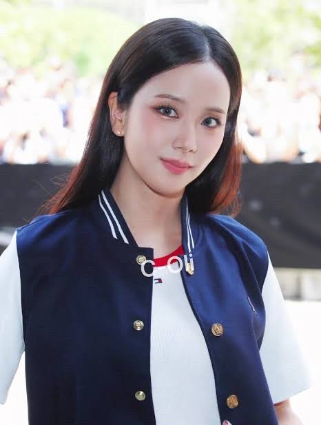 IconicRankings's tweet photo. Metro Style has listed the Biggest Showstopping Asian Celebrity at NY Fashion Week S/S27:

★ Lisa
★ Lingling Kwong
★ Jisoo
★ Phuwin Tangsakyuen
★ Sea Tawinan
★ Gemini Norawit
★ Fourth Nattawat
★ SNSD (Hyoyeon, Yuri, & Sooyoung)
★ Jung Haein
★ Alex Eala

Source: Metro Style Magazine