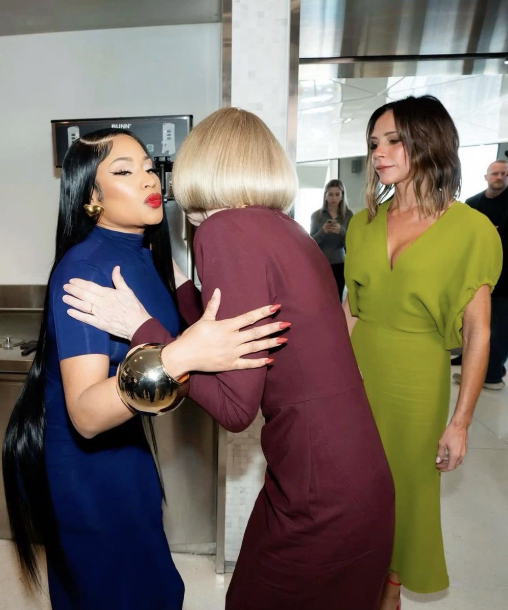 MaterialBarbz's tweet photo. @Milli__a_ This Anna? https://t.co/oTpm5LZJFQ