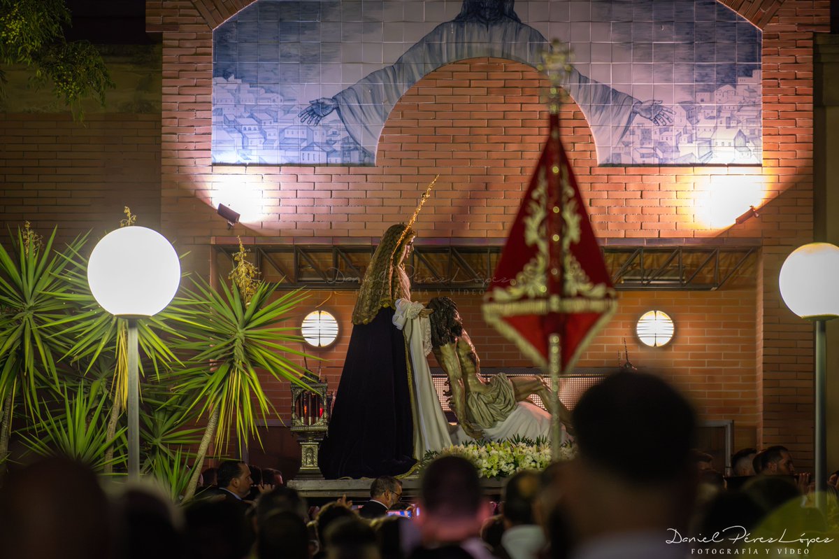 daniperlop's tweet photo. Traslado de la @HdadAmarguraDH con motivo de su 75 aniversario, acompañada musicalmente por @EDH_1969 

📸 Algunos momentos de este traslado para la historia

#75Aniversario #Amargura #DosHermanas #estrella #semanasanta https://t.co/35kXSV3nT5