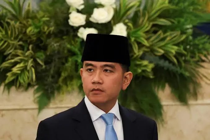 CiptaBuana_'s tweet photo. Gibran sbg wakil presiden-> problematik. Kita setuju

Lewat putusan MK 90/2023. Pun anwar usman juga terbukti melakukan pelanggaran etik.

Masalahnya..., manuver Denny Indrayana lewat gugatan PHPU soal ijazah ini, pantes di kritik.

Kenapa?

-gugatan diajukan 2 tahun setelah pilpres 2024
-legal standing gak ada
-objek sengketa salah alamat
-MK sendiri dah bilang-> permohonan ini merupakan masalah prosedural dalam persidangan.

Timingnya aneh. Kenapa gak pas 2024?

Masalahnya, yg gue juga malas...

Kita sbg rakyat cuman di adu domba, dijadikan alat politik aja oleh elite.

Gugatan denny ini buat rakyat?
Naif-lah, klo ada yg mikir gitu.

Ini full muatan politisnya KENTAL.

Lu semua cuman dimanfaatkan buat agenda politik elite lainnya.

Jangan bego-lah. Apa seneng kalian di tololin sama elite²?

Pantes lu gak bisa maju. Senengnya dikibulin terus.

Mau gibran, atau denny. Sama aja.

Sama² buat cari KEPENTINGAN POLITIK 2029.