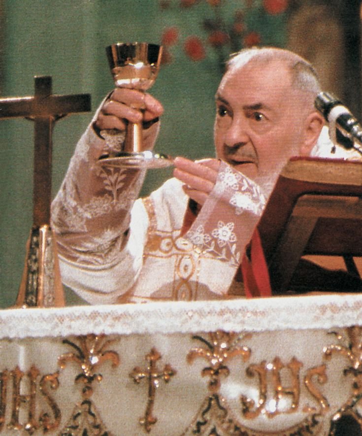 SacerdosMariae's tweet photo. De un sacerdote pueden contarse muchas cosas. Pueden circular opiniones, juicios, rumores y etiquetas. Pero hay un lugar donde resulta mucho más difícil fingir: el altar.

Basta observar cómo celebra la Eucaristía.

Ahí se transparentan muchas cosas: si se sabe servidor o protagonista; si obedece a la Iglesia o necesita inventarse a sí mismo; si celebra para Dios o para ser visto; si trata lo sagrado con reverencia o como algo propio; si las rúbricas son para él expresión de comunión con la Iglesia o un obstáculo para hacer lo que le apetece.

No se puede conocer toda el alma de un sacerdote viendo una Misa. Pero sí puede conocerse mucho de su manera de entender el sacerdocio.

San Pío de Pietrelcina hizo de la Eucaristía el centro de toda su existencia. Quizá por eso, antes de juzgar a un sacerdote por lo que otros cuentan de él, convendría alguna vez hacer algo mucho más sencillo: ver cómo celebra la Santa Misa.

El altar acaba diciendo mucho.

#SanPíodePietrelcina #Eucaristía #Sacerdocio