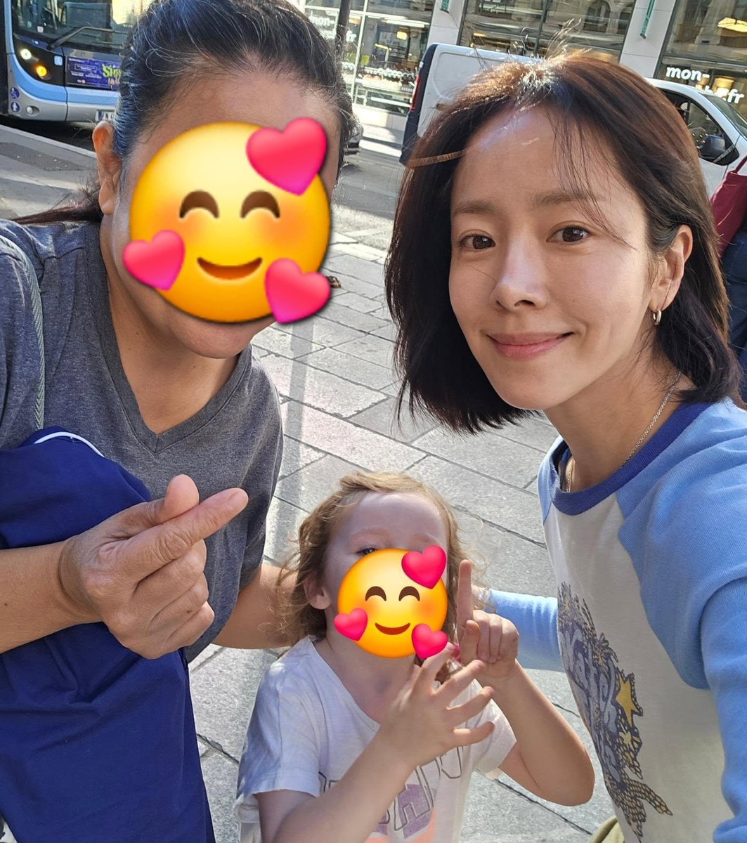 GKmandu's tweet photo. A Pinay kababayan met Han Jimin in Paris! She shared that she had been to Mindanao. 

Jimin unnie volunteering in the PH is really so precious. Look at her teaching inside that dark classroom 🥹 She's a ray of sunshine that helped brighten up the kids' lives 💛

#HanJiMin
#한지민 https://t.co/8bw7YPmKgr