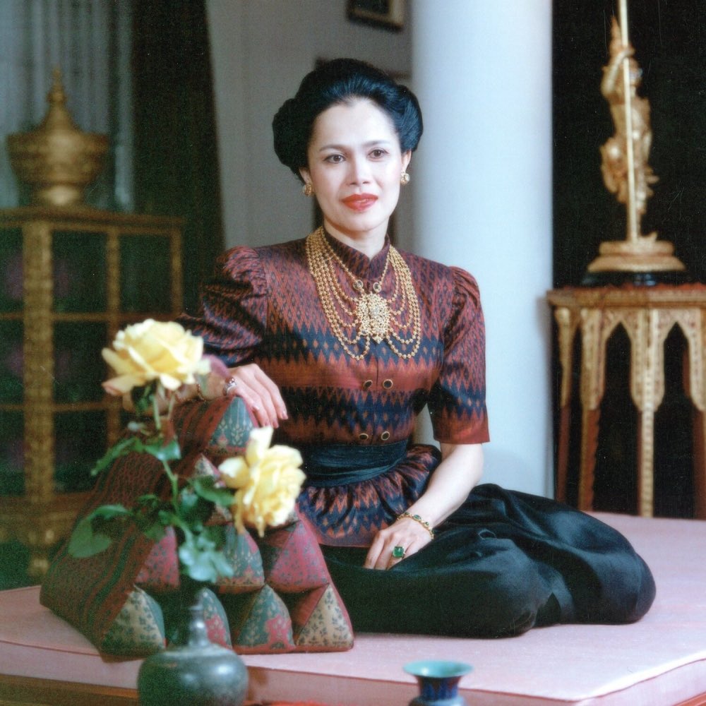 kin9stillonmind's tweet photo. “..ผ้าที่เขาใส่นี้สวยมาก ทอให้พระราชินีได้ไหม ชาวบ้านก็บอกว่า พระราชินีจะเอาไปทำอะไร เพราะว่าผ้าแบบนี้ที่คนเขาจะนุ่งจะห่มก็มีแต่คนยากจนเท่านั้น คนรับใช้ที่กรุงเทพฯ นั่นแหละเขาใส่กัน พระราชินีจะใส่ไปทำไม ข้าพเจ้าก็ตอบไปว่า ถ้าทอให้พระราชินีจะใส่ตลอด เขาก็ได้ตกลง”

#ผ้าไทย #ชุดไทย https://t.co/CkWMDWhDfl