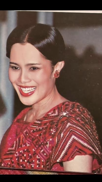 kin9stillonmind's tweet photo. “..ผ้าที่เขาใส่นี้สวยมาก ทอให้พระราชินีได้ไหม ชาวบ้านก็บอกว่า พระราชินีจะเอาไปทำอะไร เพราะว่าผ้าแบบนี้ที่คนเขาจะนุ่งจะห่มก็มีแต่คนยากจนเท่านั้น คนรับใช้ที่กรุงเทพฯ นั่นแหละเขาใส่กัน พระราชินีจะใส่ไปทำไม ข้าพเจ้าก็ตอบไปว่า ถ้าทอให้พระราชินีจะใส่ตลอด เขาก็ได้ตกลง”

#ผ้าไทย #ชุดไทย https://t.co/CkWMDWhDfl