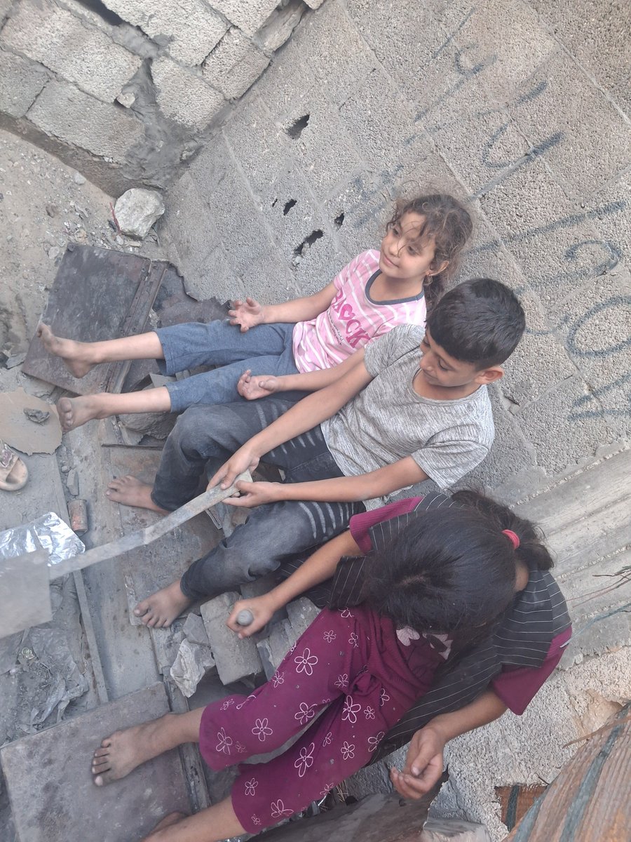 fadiaaw86's tweet photo. Good morning, how are you? Please help me provide food for my children. Please also help me buy a gas stove and a gas cylinder. My children collect paper and nylon from the streets. Please help me so my children don't https://t.co/i5fdn1p9jF