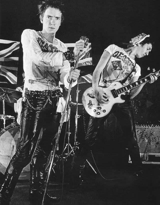 BunkerWolf45830's tweet photo. #sexpistols #johnnyrotten #stevejones #punk #icons https://t.co/HWxPkJNs7h