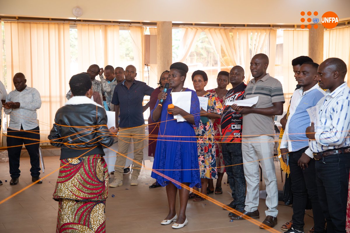 UNFPABurundi's tweet photo. Présentations, travaux de groupe, cas pratiques et échanges d’expériences ont permis aux acteurs communaux de renforcer leurs connaissances et d’acquérir des outils pour mieux prévenir les #VBG, orienter les victimes et intégrer le genre dans le développement local. https://t.co/smSJfYfGi1