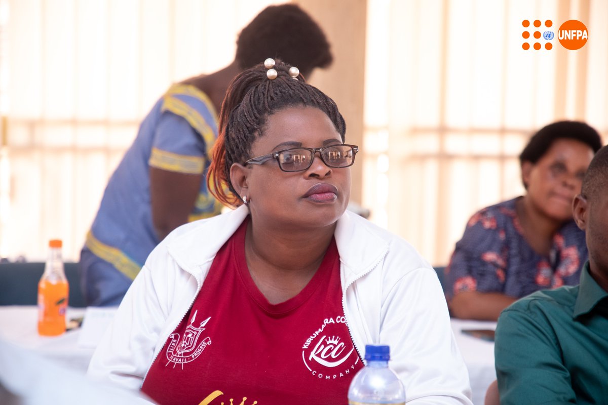 UNFPABurundi's tweet photo. Présentations, travaux de groupe, cas pratiques et échanges d’expériences ont permis aux acteurs communaux de renforcer leurs connaissances et d’acquérir des outils pour mieux prévenir les #VBG, orienter les victimes et intégrer le genre dans le développement local. https://t.co/smSJfYfGi1