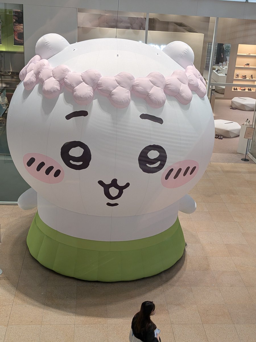 fumyoshi18's tweet photo. やっと行ってきたよ✌✌✌
KITTEの2階にアンテナショップ？がいっぱい入ってて御当地お菓子を爆買いしてしまった…
水だんごおいしかったな〜☺️青きな粉うまうま

恐竜タオルをお土産にできたし、ちいかわ見に行ってよかった◎
#JR東海巨大ちいかわキャンペーン https://t.co/JOpQGCnkYR