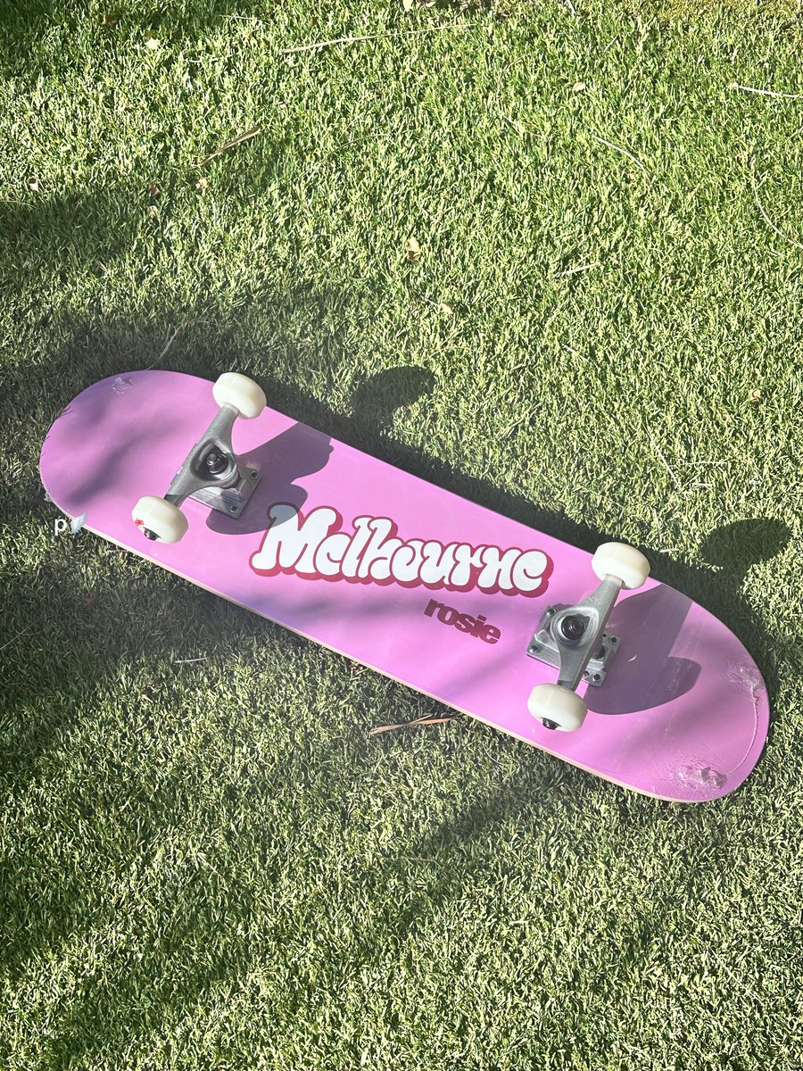 inluvwithchaeng's tweet photo. just got my rosie skateboard!! so pretty 😭💗🛹 https://t.co/7p0CUMXSo6