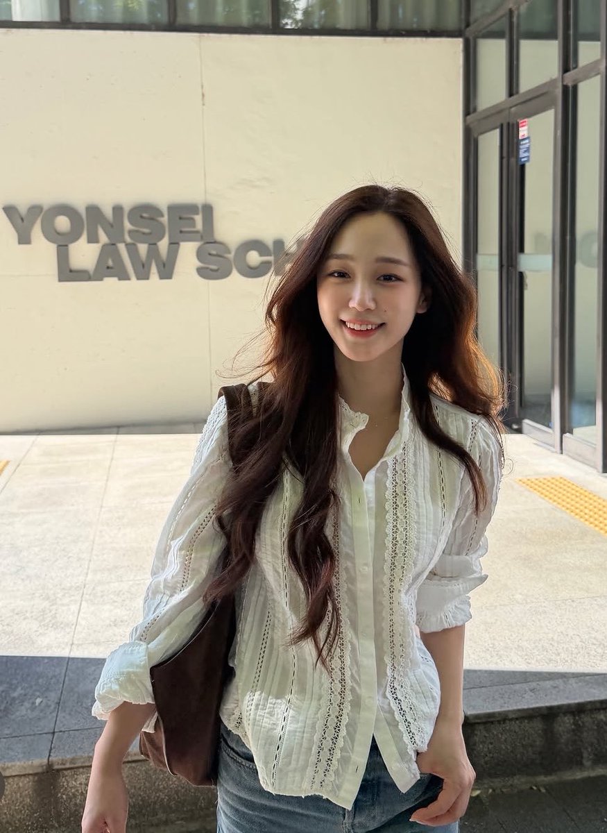 ceolmh3's tweet photo. 대림그룹 4세, 2000년생 이주영 
얼굴부터가 귀티가 나고, 어릴때부터 
이쁨받고 사랑받고 자란거같은 얼굴이야 
그냥 다르다 

- 대림그룹 이준용 명예회장의 손녀
- 아버지는 대림그룹 핵심계열사 임원
- 2019년 당시 미성년자 주식보유순위 4위 
- 현재도 명품협찬받는 인플루언서
- 미국 조지타운 로스쿨 다니면서 현재는 
   연세대학교 법학전문대학원 교환학생임