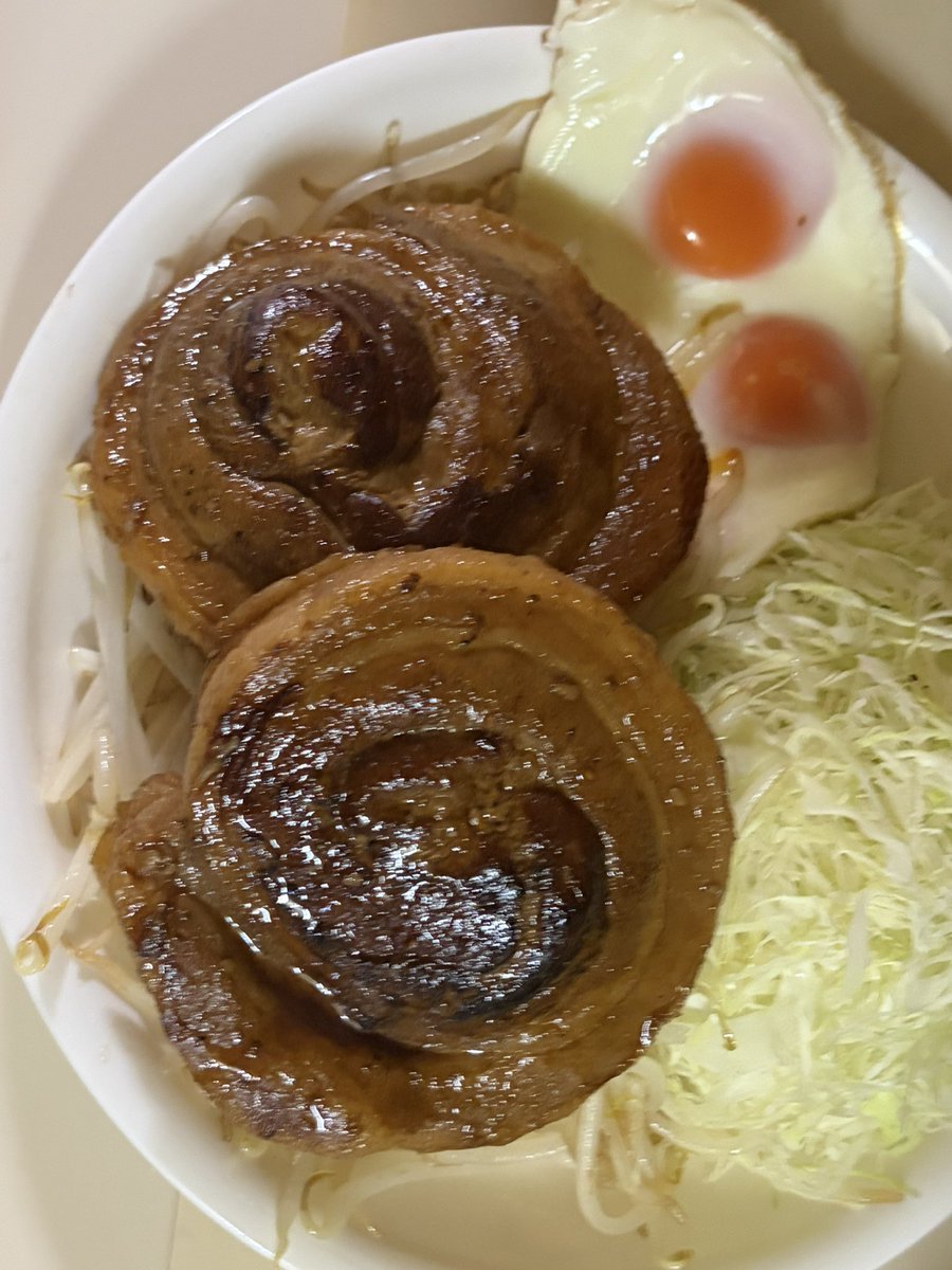 KAORU_kkkkk's tweet photo. 珍しくバラチャーシュー
仕込み3日
チャーシューエッグ🥚
ガリハラ🧄🧄 https://t.co/oiDWEYJxyz