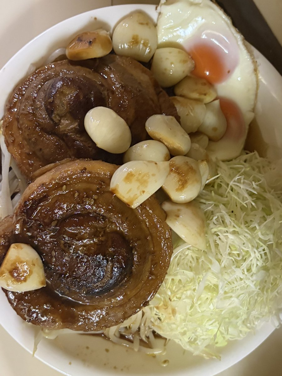 KAORU_kkkkk's tweet photo. 珍しくバラチャーシュー
仕込み3日
チャーシューエッグ🥚
ガリハラ🧄🧄 https://t.co/oiDWEYJxyz