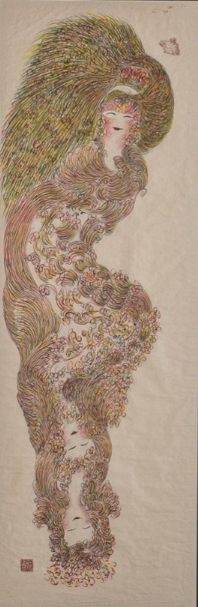 kushinon's tweet photo. 一度も医学書を開いたことのない女性が、人体の内部構造を精密に描いた絵巻を遺した。実際に見たことのない場所や存在まで、まるで実在するかのように描き込まれている。

描いたのは、1942年中国・西安生まれの郭鳳怡(グオ・フォンイー)。ゴム工場で働いていたが、39歳のとき、深刻な関節炎のため職を追われる。

痛みを和らげようと代替医療を頼るうち、気功と出会う。学問としての美術教育は一度も受けていなかったが、瞑想の中で見えてきたものを、そのまま絵にする独自の手法を身につけていった。

最大で10メートルにも及ぶ和紙の巻物に、宇宙観や中国神話、伝統医学、哲学までを描き出す。行ったこともない場所や、実際には見たことのない体の内部構造までもが、まるで見てきたかのように再現されていた。晩年の20年ほどで500点以上の作品を残している。

彼女が世を去ったその年のうちに、パリで初めての個展が開かれた。3年後にはヴェネチア・ビエンナーレにも出品され、一度も学んだことのないその絵は、彼女がいなくなってから、静かに世界を巡り始めた。