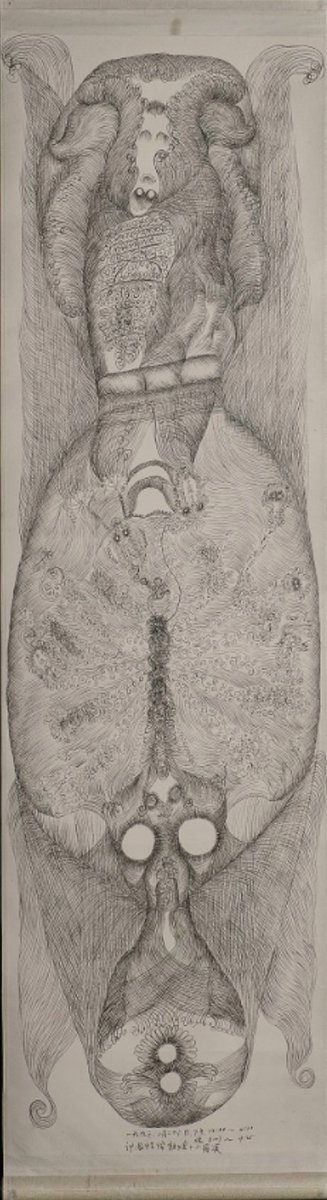 kushinon's tweet photo. 一度も医学書を開いたことのない女性が、人体の内部構造を精密に描いた絵巻を遺した。実際に見たことのない場所や存在まで、まるで実在するかのように描き込まれている。

描いたのは、1942年中国・西安生まれの郭鳳怡(グオ・フォンイー)。ゴム工場で働いていたが、39歳のとき、深刻な関節炎のため職を追われる。

痛みを和らげようと代替医療を頼るうち、気功と出会う。学問としての美術教育は一度も受けていなかったが、瞑想の中で見えてきたものを、そのまま絵にする独自の手法を身につけていった。

最大で10メートルにも及ぶ和紙の巻物に、宇宙観や中国神話、伝統医学、哲学までを描き出す。行ったこともない場所や、実際には見たことのない体の内部構造までもが、まるで見てきたかのように再現されていた。晩年の20年ほどで500点以上の作品を残している。

彼女が世を去ったその年のうちに、パリで初めての個展が開かれた。3年後にはヴェネチア・ビエンナーレにも出品され、一度も学んだことのないその絵は、彼女がいなくなってから、静かに世界を巡り始めた。