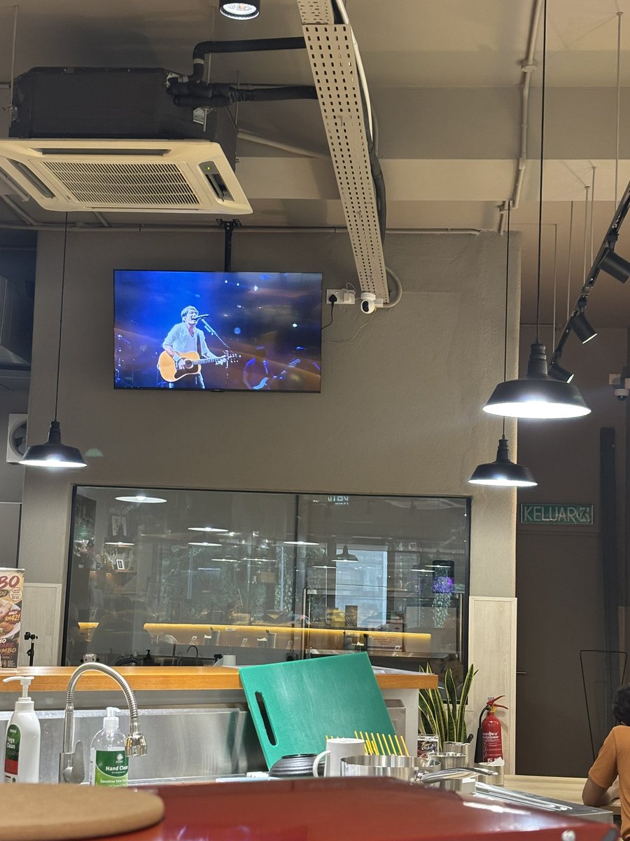 NanaFM4's tweet photo. 人類みな麺類クアラルンプール店に行ってきた🍜
ムスリムに合わせて蒸し鶏のトッピングなので、さっぱりしてる。蛤出汁の美味しいスープは健在でした。
そして！Mr.Childrenも流れてました🇲🇾 https://t.co/vUT89zGaGe