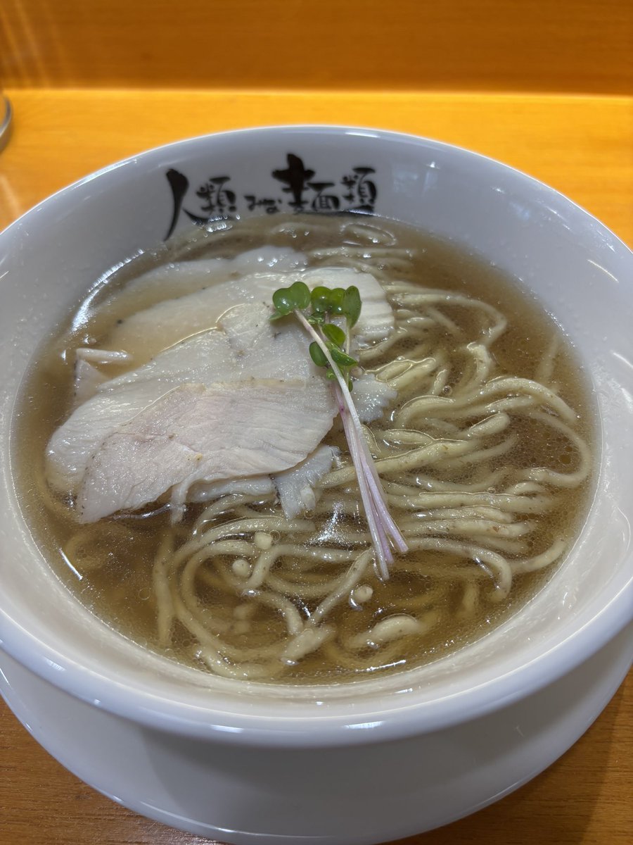 NanaFM4's tweet photo. 人類みな麺類クアラルンプール店に行ってきた🍜
ムスリムに合わせて蒸し鶏のトッピングなので、さっぱりしてる。蛤出汁の美味しいスープは健在でした。
そして！Mr.Childrenも流れてました🇲🇾 https://t.co/vUT89zGaGe