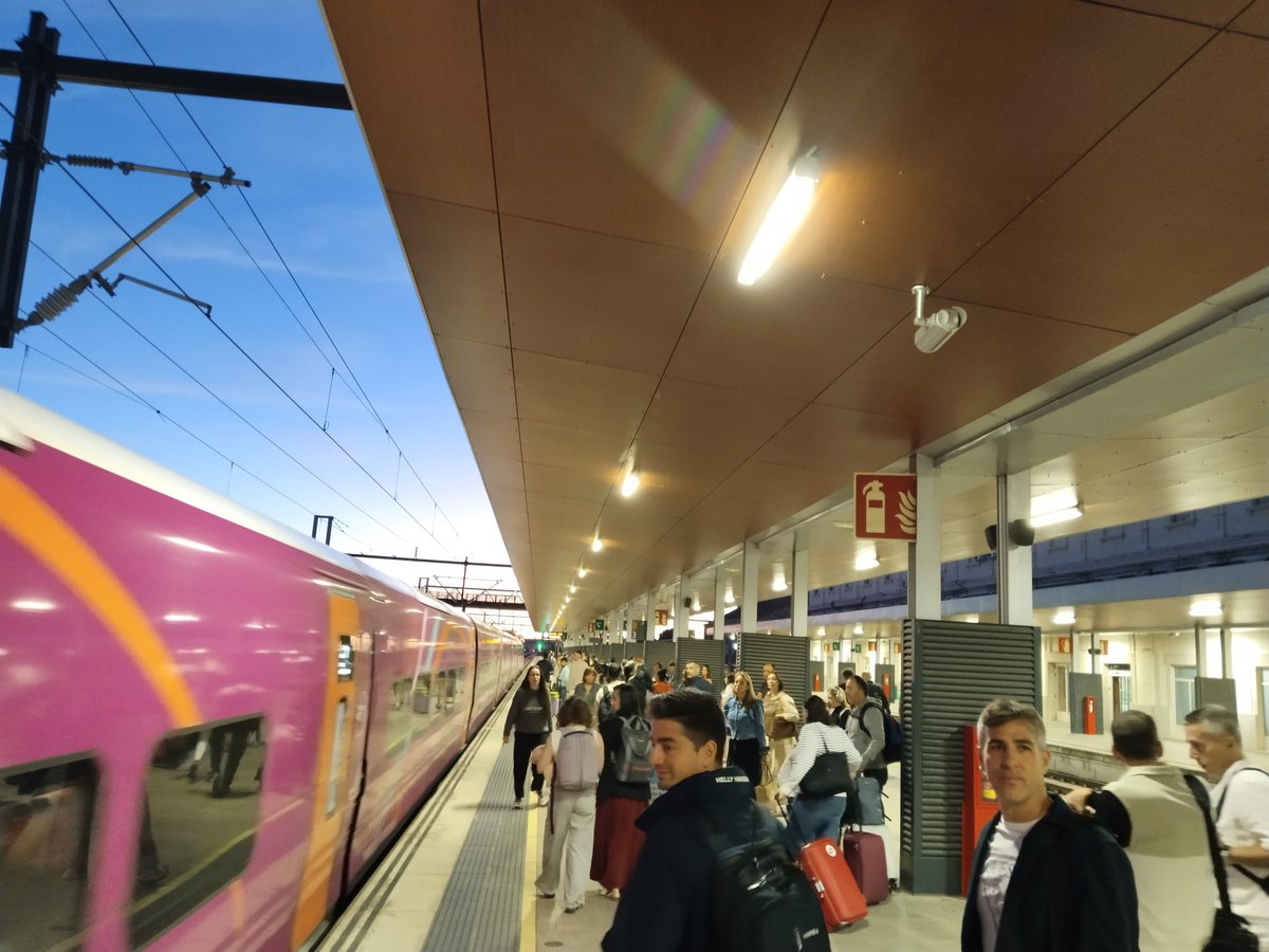 AVE_Zamora's tweet photo. Esto no son 46 personas esperando el tren "no madrugador", son más de 120. Pues imagínate que fuera un horario UTIL y nos permitiera llegar al trabajo a una hora decente... https://t.co/XDBz6D1VET