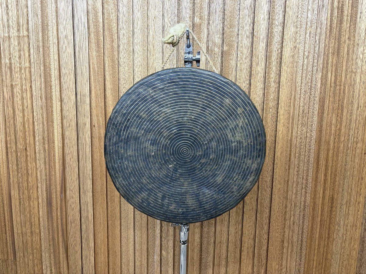 studioshinki's tweet photo. 東京パーカッションの #打楽器アーカイブ 

本日は…「銅鑼」！

銅鑼にも沢山種類があり、この銅鑼は特に響きが不思議で一部のスタッフお気に入り楽器です🌀✨

撮影しながらどこまで倍音が聴こえるかなど話していました😆

マレットの大きさによっても変わり、非常に面白いです！

#銅鑼
#tamtam https://t.co/PLxkDt7uje