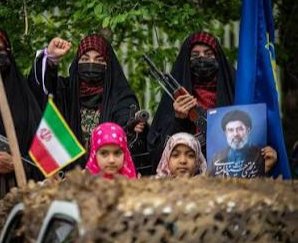 Godz7f0's tweet photo. هر برگ از تاریخ ایران
یادآور مردمی‌ست که آمدند و رفتند،
اما نام این سرزمین ماند.
ما نیز می‌آییم و می‌ر��یم؛
اما عشق به ایران
در دل نسل‌ها باقی می‌ماند.
#جانفدایان_فارس
#جانفدایان_شیراز https://t.co/f2p9CsCCPH