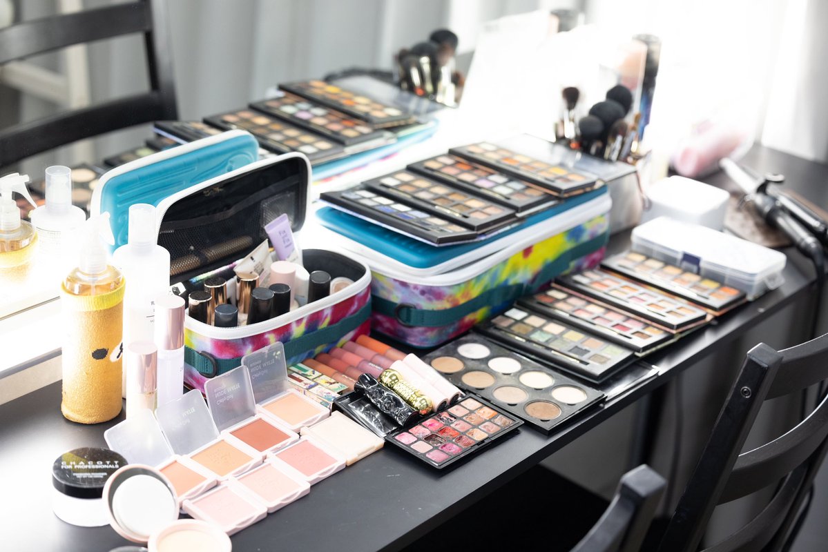 KiyotaPStudio's tweet photo. 当社スタジオには幅2200mmのたっぷり余裕のあるヘアメイクスペースがございます。手前はカーテンで仕切ることができ、お着替えなどで活用できる半個室スペースとして利用可能です。 https://t.co/v0Kzh2mZsW