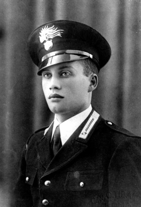 IveserVenezia's tweet photo. 23 settembre 1943
Per salvare la vita a 22 ostaggi il vice brigadiere dei Carabinieri Salvo D’Acquisto si autoaccusa di un presunto attentato e viene fucilato dai nazisti a Palidoro in provincia di Roma https://t.co/1jrlOq8s5z