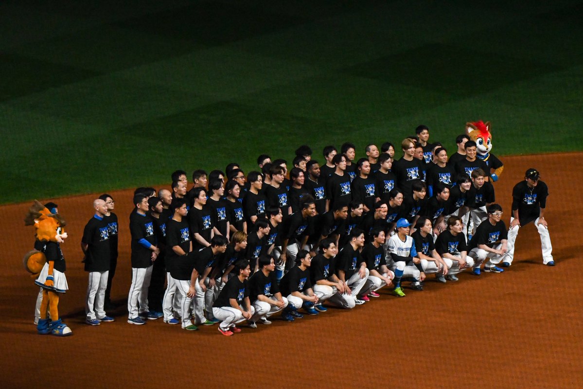Xlvy9's tweet photo. 集合写真

2026.09.22 エスコン
#ありがとう中島卓也 https://t.co/V6foJG16L3