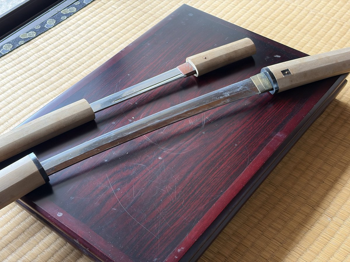 A_GOT's tweet photo. 実家の断捨離してたら
刀出てきてワロタ
短刀と脇差

某剣道の師匠に居合を学べって
ご先祖様の天命か？？

俺、四段までいってないから
日本剣道形も小太刀の形
知らないんよ… https://t.co/coLlc30cBt
