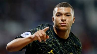 Patrick12176608's tweet photo. Son père a contacté dans la jeunesse de Mbappé le Cameroun afin qu'il devienne footballeur qualifié. Le Cameroun voulait que le père paie, le père n'a pas voulu, c'est la France qui a pris en charge Mbappé, la reconnaissance de cœur n'est pas de mise dans la famille MBappé. https://t.co/Z8GxbpgVFP