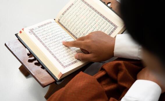 ImpactMediaFR's tweet photo. 🇫🇷 FLASH

UN PÈRE DE FAMILLE A ÉTÉ CONDAMNÉ À 3 MOIS DE PRISON APRÈS AVOIR PRATIQUÉ UNE ROQYA SUR SES DEUX FILLES 

C’est une voisine, affirmant avoir entendu des cris, qui a alerté la police.

À leur arrivée dans l’appartement, situé en Seine-Saint-Denis, les fonctionnaires affirment avoir découvert l’une des filles allongée sur un lit, "presque amorphe", tandis que sa sœur riait nerveusement et parlait de son propre corps à la troisième personne.

Leur père récitait des sourates et leur aspergeait le visage avec de l’eau coranisée.

"Très rapidement, nous comprenons que la scène qui se déroule sous nos yeux est une scène d’exorcisme", écrivent les policiers dans leur rapport.

Les policiers décident alors de faire appel aux pompiers. Aucune trace apparente de violence n’est relevée et aucun transport à l’hôpital n’est jugé nécessaire.

Le père explique aux enquêteurs qu’il pensait ses filles possédées. Il affirme avoir essayé de les faire suivre par un psychiatre ou un psychologue et qu’il aurait préféré qu’il s’agisse d’un problème de cet ordre.

Selon lui, le djinn qui se trouvait dans le corps de sa fille aurait déclaré : "Je ne la laisserai pas tranquille, je ne la lâcherai pas, je me suis marié avec elle, je lui ferai du mal, comme ça, ça vous fera du mal."

L’homme de 53 ans, d’origine algérienne et chauffeur VTC, est finalement condamné à trois mois de prison avec sursis, 300 € d’amende et un stage de responsabilité parentale.

"Ma priorité numéro un est de sauver mes filles", a déclaré le père.

👉 Pour rappel, la roqya est une pratique de guérison et de protection spirituelle dans la tradition islamique. Elle consiste principalement à réciter des versets du Coran et des invocations en demandant à Dieu protection ou guérison.

(Rapport de police)
