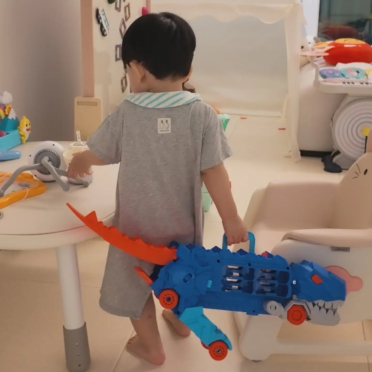 translatingTXT's tweet photo. [260923] yoojun instagram - #soobin

“the toy dinosaur (which is also a car) that uncle soobin gifted when he was visiting…
yoojun keeps carrying it around like a bag hahaha 👼🏻
his precious pet dinosaur that he won’t put down even as he’s drinking milk 🦕” https://t.co/2iRjEvCaAu