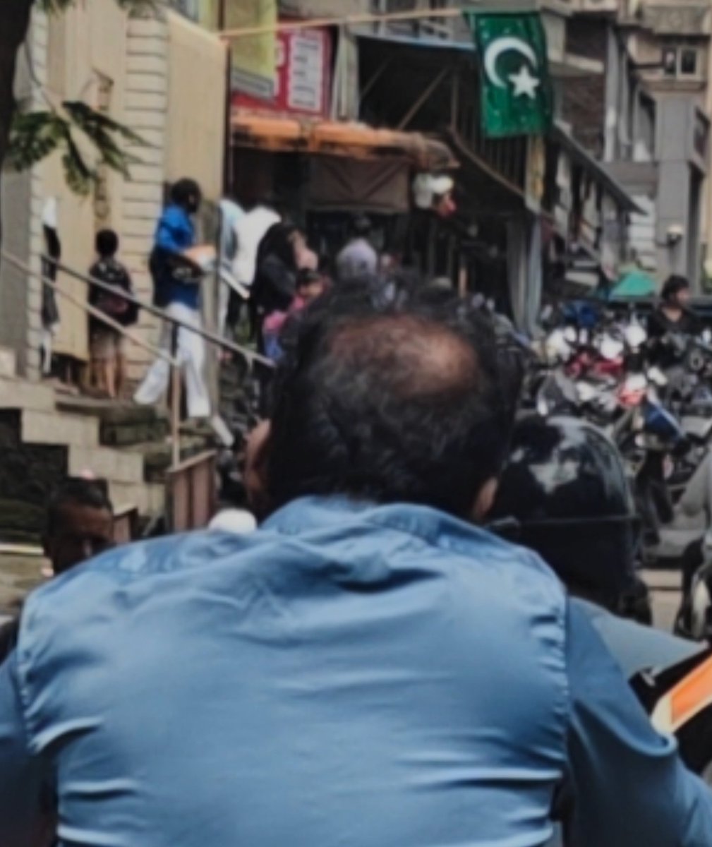 basit_kh's tweet photo. I would like to report a traffic violation. The person was riding a motorcycle without wearing a helmet and was talking on a mobile phone while riding.@MTPHereToHelp location pathanwadi malad East Mumbai 97 vehicle number MH47A6960 https://t.co/aMdA2ConHr