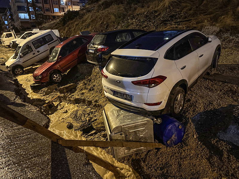 eminpazarci's tweet photo. Türkiye'nin Başkenti...
Adına "Ankara, Ankara güzel Ankara" şarkıları yapılan yer...
Hali ise içler acısı!
Koca şehir her yağmurda bunları yaşarken, seçtiği Belediye Başkanı Mansur Yavaş ise Cumhurbaşkanlığı hesapları içinde.
"Yaşa Başkan" diye bağıranlar da cabası. https://t.co/9VQiTVg7Iz