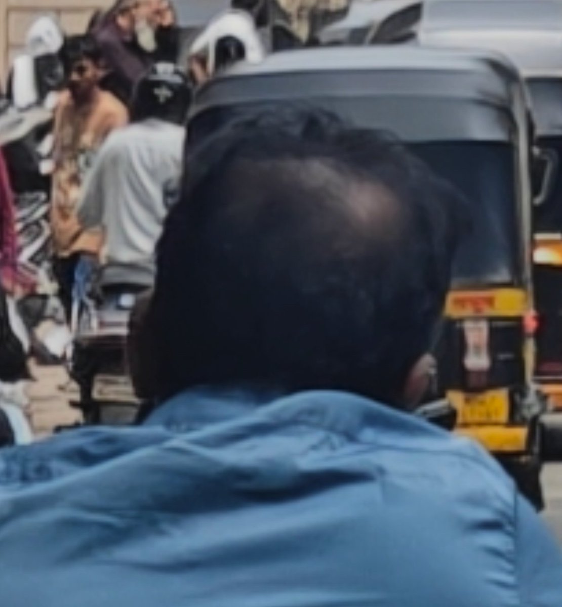 basit_kh's tweet photo. I would like to report a traffic violation. The person was riding a motorcycle without wearing a helmet and was talking on a mobile phone while riding.@MTPHereToHelp location pathanwadi malad East Mumbai 97 vehicle number MH47A6960 https://t.co/aMdA2ConHr