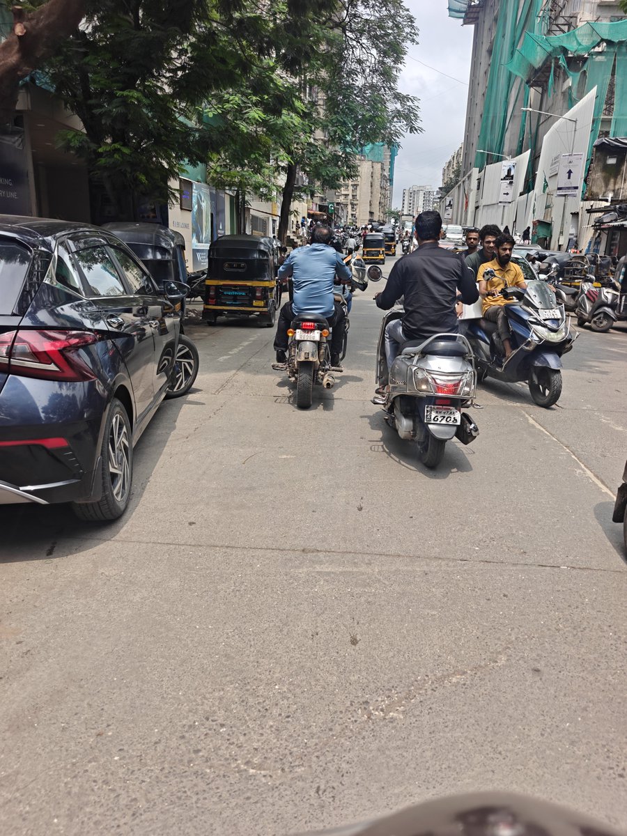 basit_kh's tweet photo. I would like to report a traffic violation. The person was riding a motorcycle without wearing a helmet and was talking on a mobile phone while riding.@MTPHereToHelp location pathanwadi malad East Mumbai 97 vehicle number MH47A6960 https://t.co/aMdA2ConHr