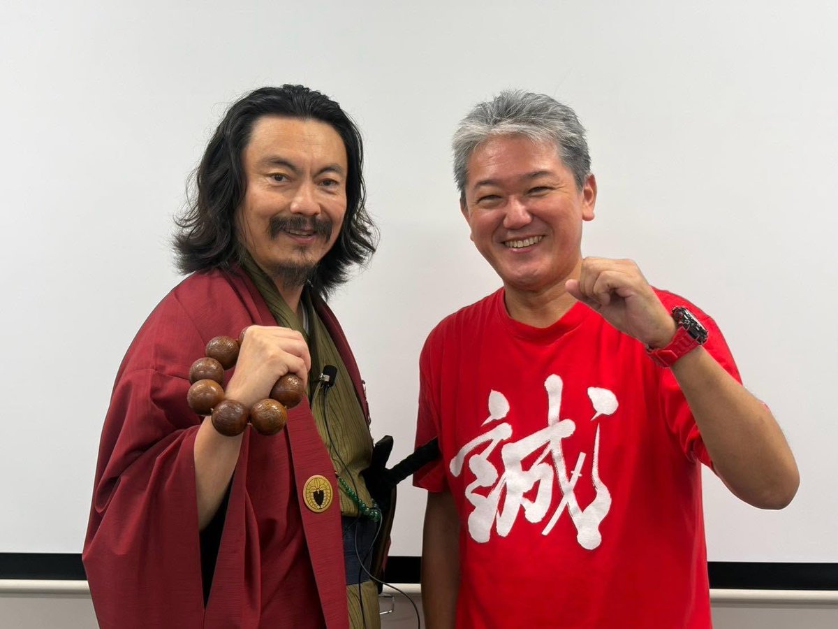 yoshirin100's tweet photo. 【名古屋講演、大盛況‼️ 40名満席御礼✨】澤繁実さんとのダブル講演　「健康的な食と思考の会議」
おかげさまで40名満席‼️

食、健康、そして「どう生きるか」まで――
会場の皆さんと一緒に、とても熱い時間になりました！

最後はみんなで拳を上げて記念撮影📸
この笑顔がすべてです😊
ご参加いただいた皆さん、澤さん、運営の皆さん、本当にありがとうございました‼️

名古屋、最高でした！また伺います！
#吉野敏明 #澤繁実 #名古屋