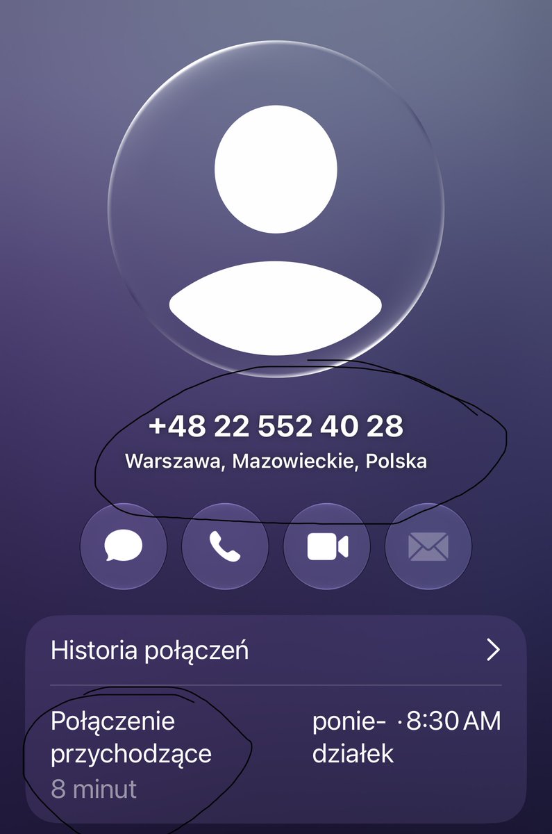 tomasz_swaczyna's tweet photo. Panie @jakubwiech , dziękuję za odpowiedź. 
Odnoszę się do meritum. Krótko.
Po pierwsze jestem rozczarowany tym, że nie podziękował Pan za analizę Pana pracy, gdyż z pewnością dała ona Panu kilka dni do przygotowania się do obrony.

Zadałem Panu 12 pytań. Odpowiedział Pan co do istoty na dwa (o Bankwatch i rola KE), częściowo na jedno (model).
Bez odpowiedzi zostało dziewięć:
· zmiana „most controversial” na „najistotniejszym”;
· kim byli rozmówcy wywiadów prowadzonych „odnotowanych w pamięci”, jaka była próba tego badania jakościowego?;
· daty dostępu z 2021 r. do źródeł o wydarzeniach z 2022 r.;
· raport ACER, który nie istnieje;
· metodologia uzasadniona dla lat 1989-2004;
· wynik sprawy C-36/14 (Polska przegrała, praca pisze o wycofaniu skargi);
· rozporządzenie 2017/1938, decyzja 2017/684, dyrektywa 2019/692;
· zapowiedziana na s. 104 analiza Austrii, Litwy i Niemiec; publikacja z art. 186 ust. 1 pkt 3.

Model. Rozprawa na s. 9 deklaruje „autorski model analityczny (…) w oparciu o mierzalne wskaźniki”. Pan pisze, że model jest „rozłożony na strukturę rozdziałów 5 i 6” i że praca „nie deklaruje ilościowego indeksu”. Nikt nie pisał o indeksie. Model to nie kolejność rozdziałów, tylko zmienne, ich operacjonalizacja, pomiar i reguły oceny.

Zmienne ma Pan nazwane (s. 60). Wskaźników, pomiaru dla 2004 i 2019 r. ani kryteriów oceny nie ma.
Prof. Nowak-Far, na którego Pan się powołuje, opisał model z „metodami ilościowymi”, „miernikami, wskaźnikami” i „luką efektywnościową” 2004/2019. Albo taki model jest - proszę wskazać stronę z luką - albo recenzent opisał coś, czego w pracy nie ma?

Bankwatch. Przyznaje Pan, że podrozdział 6.3 powstał na podstawie Bankwatch bez przypisu. Przypis 329 stoi na s. 202 w innym podrozdziale, przy zdaniu o zasadzie DNSH, z formułą „Por.”. Nie mówi czytelnikowi, że 31 zdań pięć stron dalej to przekład. To nie 0,6% „dodatku”: to cały podrozdział o reakcji Polski w rozdziale, który sam Pan nazywa testem modelu. JSA (system antyplagiatowy) nie porównuje przekładów.

Hipoteza i rola UE. 
Pisze Pan, że KE popierała polskie postulaty, a blokowały państwa członkowskie. Zgadzam się - to właśnie mój zarzut. Hipoteza mówi o instytucjach i prawie UE, a materiał pokazuje konflikt interesów państw. Sama praca (s. 175) nazywa wspólne zakupy gazu, jako najdalej idący instrument, „w praktyce nierealizowalnymi” z powodu różnic interesów państw. Weryfikacja wiedzą z 2022 r. nie jest testem hipotezy o latach 2004-2019.

Moja analiza nie była recenzją, tylko pytaniami do procedury, która jest jawna z mocy ustawy. Nie zajmuję się Pana osobą. Wszystkie zarzuty mają numery stron, każdy może je sprawdzić w BIP UW. Poprawiony wykaz zarzutów, z zaznaczeniem tego, co przyznałem wyżej, opublikuję.
 
W kontekście odniesień do mojej osoby. Ja nie twierdzę, że jestem wpisany na listę biegłych, to jest stan faktyczny, który każdy może zweryfikować na stronie Sądu. Wklejam Panu taki screen z listy SO w Warszawie oraz część decyzji Prezesa Sądu Okręgowego w Krakowie. W procesie wpisu na listę biegłych składa się dokumenty (dyplomy, doświadczenie, rekomendacje instytucji branżowych, listę publikacji itp.) a do tego przechodzi się często rozmowę z samym Prezesem Sądu, który weryfikuje kandydata. 

W kwestii energetyki, mam z pewnością o jedną publikację naukową w tej dziedzinie więcej niż Pan. Była ona opublikowana w 2013 r. – „Wpływ ceny zielonych certyfikatów na efektywność inwestycji w farmę fotowoltaiczną w przypadku uchwalenia ustawy o odnawialnych źródłach energii”, podaję mój ORCID dla sprawdzenia, choć nie ma tam moich wszystkich publikacji: 0000-0002-0808-7257. 
Później w kwestii tematów okołoenergetycznych, byłem inwestorem w projekcie dużej farmy fotowoltaicznej o mocy pow. 50Mwp, moja firma opracowywała analizy opłacalności, studia wykonalności, przygotowywała wnioski o dofinansowanie dla zrealizowanych projektów PV, kogeneracji. Analizy te przełożyły się na realizację chociażby farm fotowoltaicznych w województwie zachodniopomorskim (m. in. ZPW Miedwie dla ZWiK Szczecin), ale też wskazywały brak opłacalności w przypadku budowy takiej instalacji dla Zakładów Chemicznych Police.
 
Odnośnie telefonów. Były dwa. Pierwszy w ub. tygodniu aby upewnić się czy pisma przesłane do UW dotarły, drugi w poniedziałek ok.8:30 aby się zapytać czy obrona się odbędzie. Pani sekretarka nie była w stanie mi odpowiedzieć i oddzwonił do mnie Prorektor ds. doktoranckich i prawnych i mieliśmy kilkuminutową rozmowę. To że tak było przedstawia screen z mojego telefonu, dołączony do tego posta. 
 
Nie wiem kim jest „John Bingham” i uważam, że komisja raczej w trakcie trwania obrony nie śledziła relacji na X, a jednak przysłuchiwała się Pana prezentacji i wsłuchiwała w odpowiedzi na postawione pytania. 
 
Kilka słów od siebie. Mam wrażenie, że przed zdaniem pracy nie przeczytał jej Pan, gdyby Pan to zrobił z pewnością wyłapałby Pan kilka ze wskazanych wątpliwości. Poza tym bije od Pana jakaś dziwna buta, z jednej strony przyznaje się Pan do oczywistych błędów, nie odpowiada na postawione pytania, a z drugiej strony atakuje. Ja w swoim komentarzu do Pana pracy (oraz innych postach w tym temacie w ostatnich dniach), starałem się skupić na warstwie merytorycznej, którą znam, bo w 2009 r. otworzyłem przewód doktorski, jednak skupiłem się na działalności komercyjnej (nie akademickiej) i rodzinie, jednak publikowałem również w międzyczasie prace w punktowanych wydawnictwach, w tym przypadku Uniwersytetu Szczecińskiego i UMCS w Lublinie. 
 
Po ludzku, życzę Panu, żeby Pan okrzepł, rozwinął dorobek publikacyjny i napisał solidny doktorat, który wniesie coś do nauki, rozstrzygnie jakiś problem, wskaże praktyczne zastosowanie dla Pana pomysłów, ale oczywiście tylko tych, które będą miały logiczne podstawy i wnosiły pozytywne pomysły dla polskiego systemu energetycznego i poprawy jego konkurencyjności.