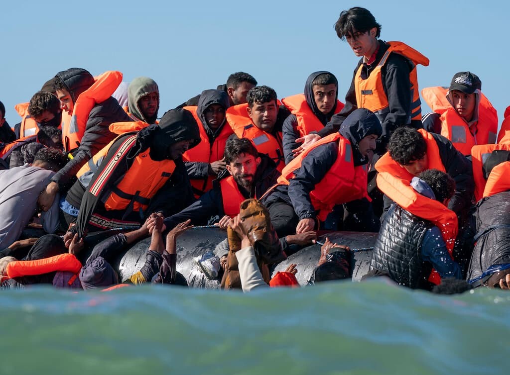 Valeurs's tweet photo. Selon une note de l’Institut pour la Justice, neuf collectivités confient tout ou partie de l’évaluation des étrangers se déclarant mineurs à des organisations engagées dans l’accueil et la défense des migrants.
https://t.co/MhkNVeALbv https://t.co/oCqEyiwNRA