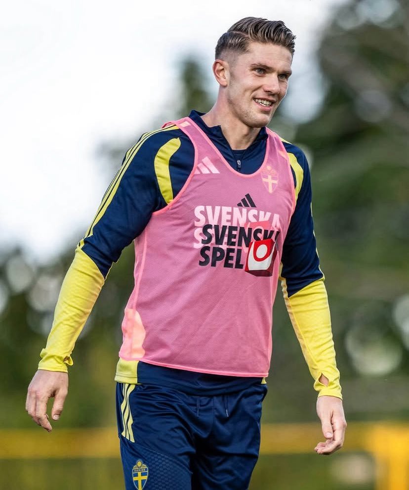 Gravitygunner14's tweet photo. I only see him smiling when he’s playing for Sweden! https://t.co/70dDDNTpx1