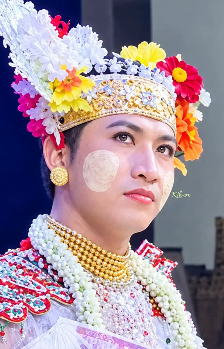 Mayphyu70197605's tweet photo. မင်းသားလေးစမ်းရေမိုးက မြန်မာ့သနပ်ခါးလိမ်းပြရင်း UNESCO မှာ မြန်မာ့သနပ်ခါးကို ဒြပ်မဲ့ယဥ်ကျေးမှု့အမွေအနှစ်အဖြစ်မှတ်တမ်းဝင်နိုင်ဖိုမြှင့်တင်ပြသခဲ့ပါတယ်

#SanYayMoe
#MyanmarTraditionalDancer
#MyanmarThanaka https://t.co/JlBXlQrm1k