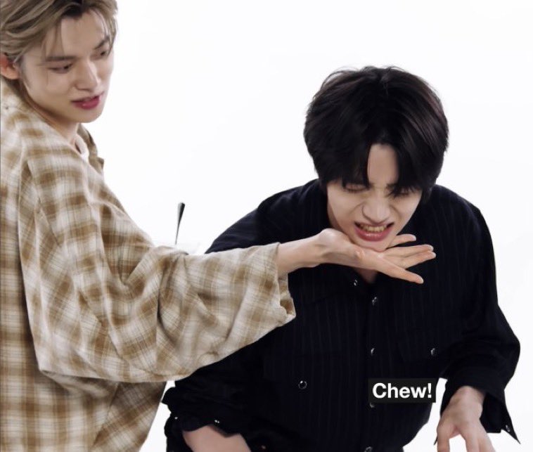 muse_eom's tweet photo. 나 억지로 먹이는 거에 페티쉬 있음 https://t.co/U49sVrZOGs