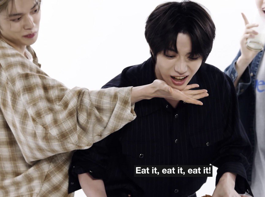 muse_eom's tweet photo. 나 억지로 먹이는 거에 페티쉬 있음 https://t.co/U49sVrZOGs