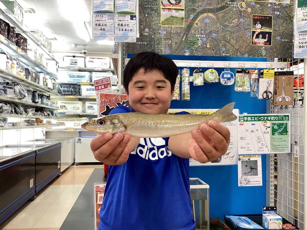 point_kurume's tweet photo. こんにちはポイント久留米店です🔥
お客様よりお持ち込みいただきました🎣

🟠平戸方面にて投げ釣りの釣果【27cmシロギス】

🔵錦江湾にて遊漁船『龍神丸』さんでの釣果【F10タチウオ】🐉

釣行でお疲れのところお持ち込みいただきありがとうございました♪
#釣具のポイント久留米店　#お持ち込み釣果 https://t.co/1Zne5IIxmX