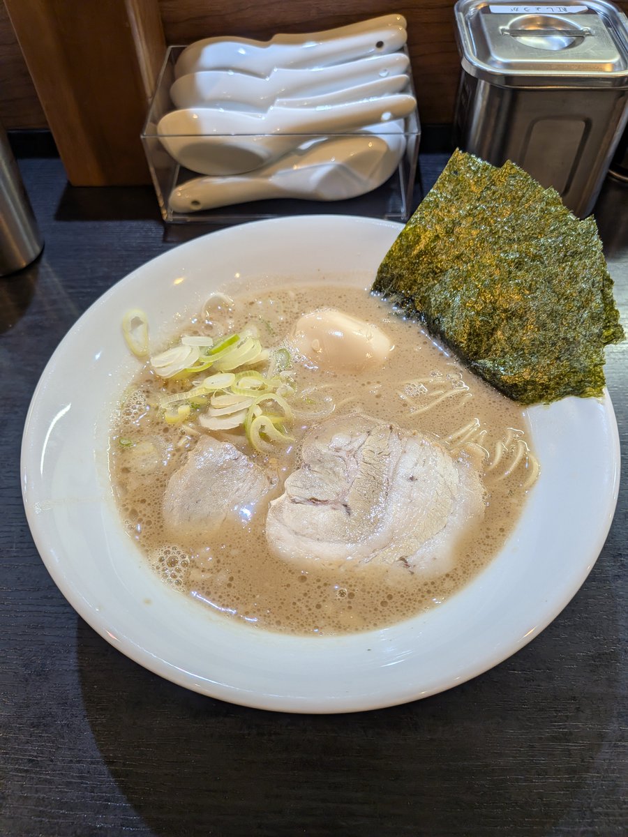 sukepins's tweet photo. 2026/09/22 久留米とんこつラーメン とん八。
豚骨ラーメン 味玉、海苔トッピング

濃厚豚骨だけど豚臭さは少な目で美味しい
塩分も控えめで喉は渇きにくいかな
コスパも良し

ごちそうさまでした

#とん八 
#豚骨ラーメン 
#久留米らーめん https://t.co/N52srd9VQD