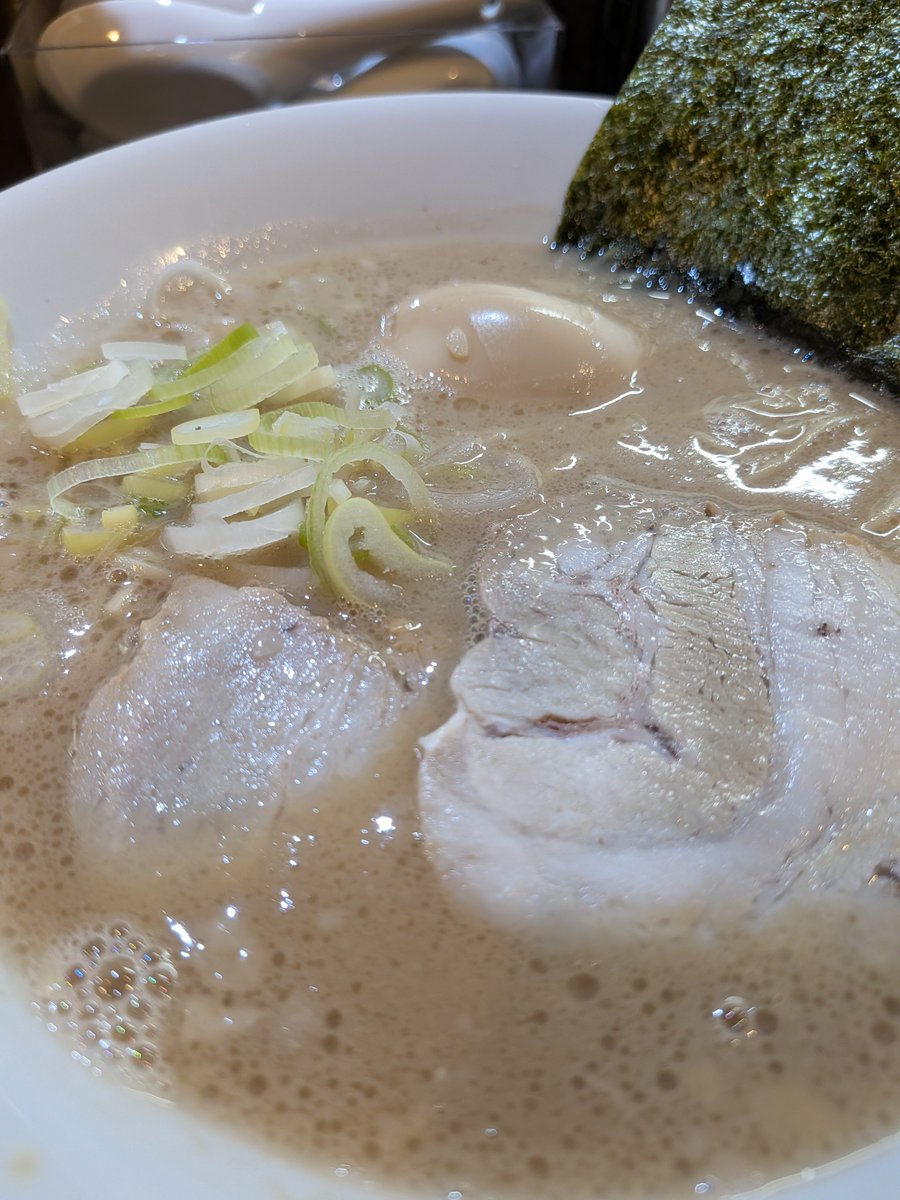 sukepins's tweet photo. 2026/09/22 久留米とんこつラーメン とん八。
豚骨ラーメン 味玉、海苔トッピング

濃厚豚骨だけど豚臭さは少な目で美味しい
塩分も控えめで喉は渇きにくいかな
コスパも良し

ごちそうさまでした

#とん八 
#豚骨ラーメン 
#久留米らーめん https://t.co/N52srd9VQD
