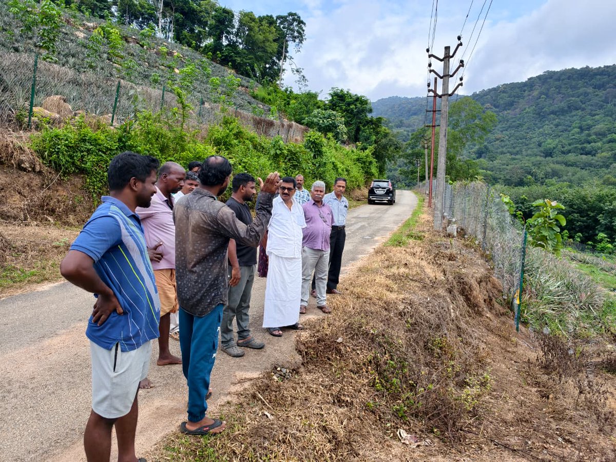 RChellaswamyCPM's tweet photo. கோதையாறு – சிற்றாறு – மூக்கரைக்கல் – பேச்சிப்பாறை செல்லும் சாலையோரப் பகுதியில் நேற்று இரவு காட்டு யானைகள் புகுந்து, அன்னாசிப் பழத் தோட்டத்தில் பெரும் சேதத்தை ஏற்படுத்தியுள்ளன.
சேதமடைந்த அன்னாசிப் பழத் தோட்டத்தை நேரில் சென்று ஆய்வு செய்ததுடன், https://t.co/pREVUCyqTi