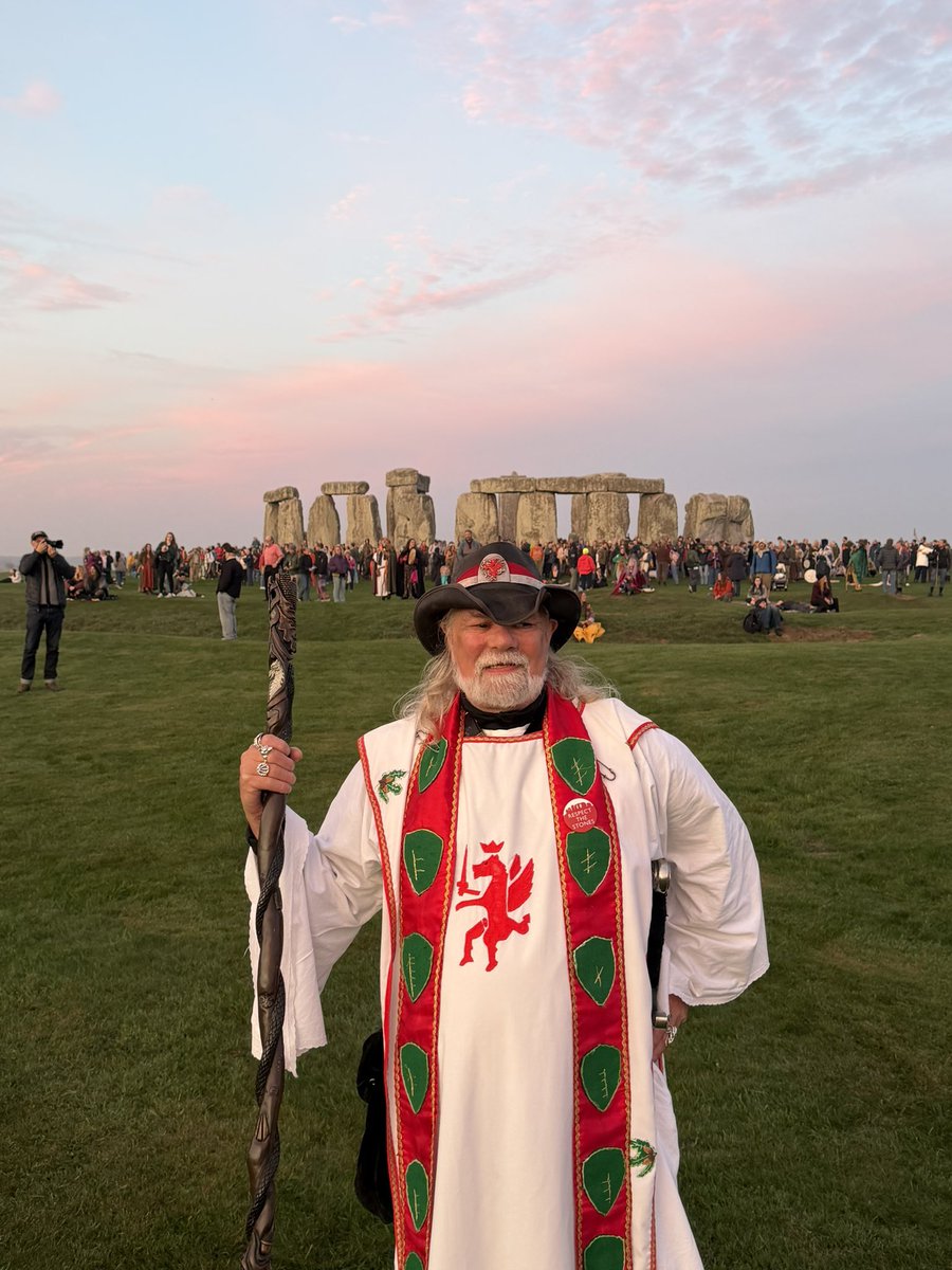 ST0NEHENGE's tweet photo. A wonderful Autumn Equinox at Stonehenge (not Spring )😀 #toomuchmead https://t.co/BmVoERkmAO